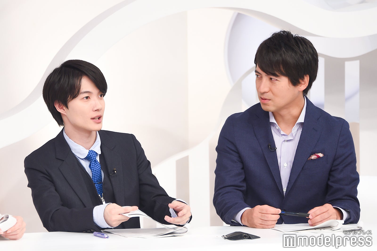 CM中に桝太一アナと話す神木隆之介 （C）モデルプレス