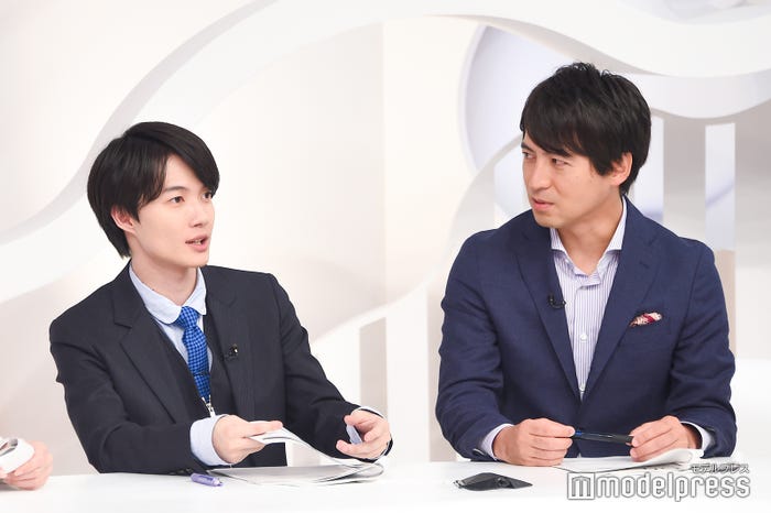 CM中に桝太一アナと話す神木隆之介 (C)モデルプレス