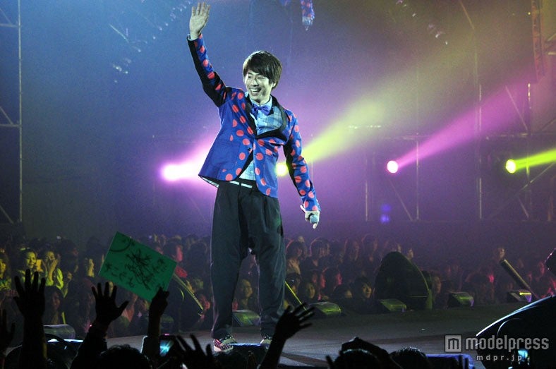 会場のファンたちに手を振りながら歩く田村淳（ロンドンブーツ1号2号）