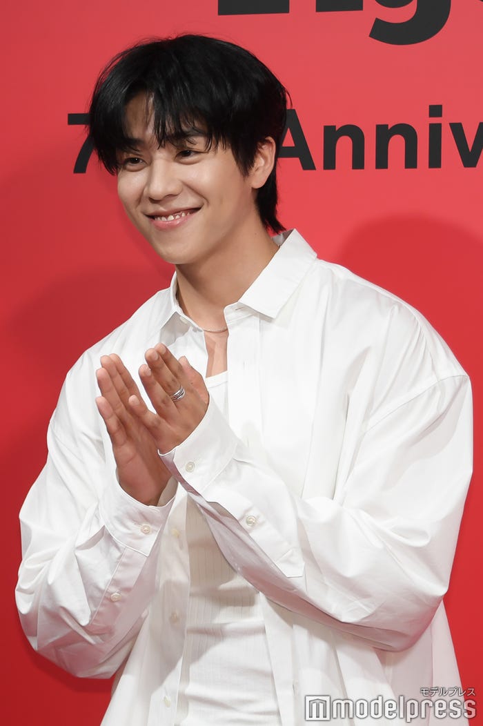 拍手をするチェ・ジョンヒョプ(C)モデルプレス