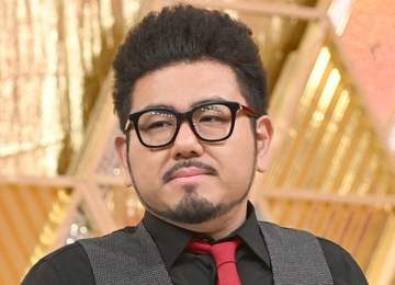 「遠近感がおかしいんよ」 減量のクセ者が鬼越・金ちゃんの隣でさらにシャープに SNS「どっちが元プロ野球選手だろう、、、」