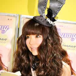 ファンと握手するMilkyBunny(益若つばさ)