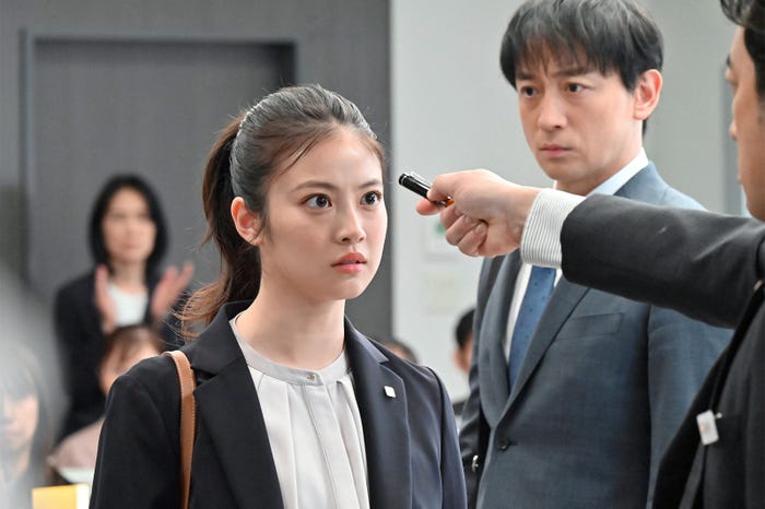 今田美桜、山本耕史「花咲舞が黙ってない」第1話より(C)日本テレビ