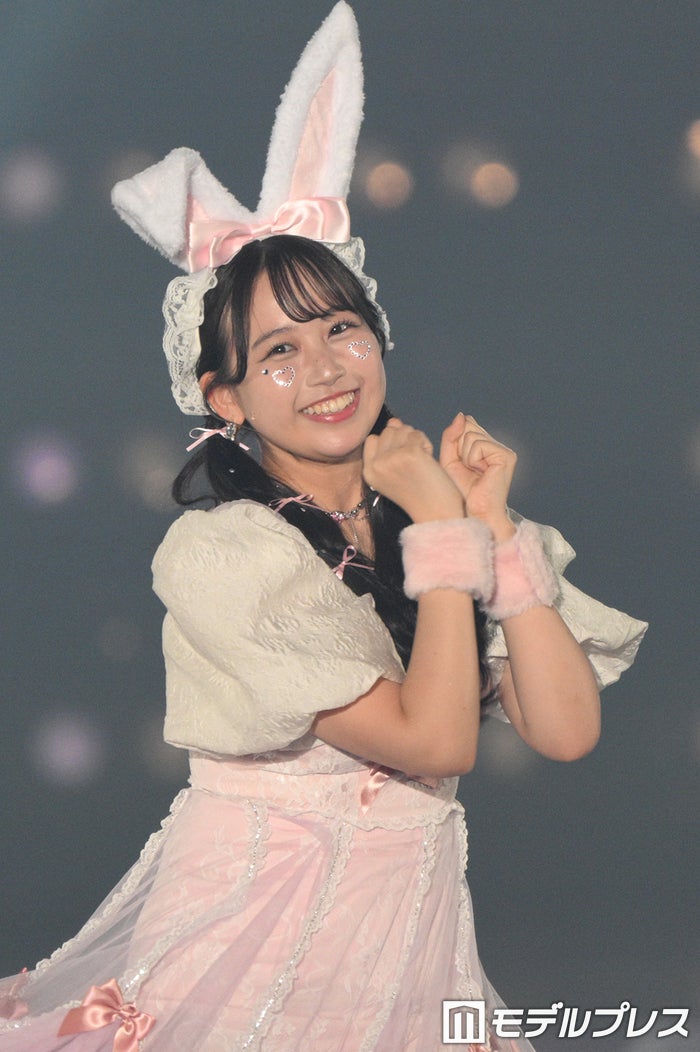 FRUITS ZIPPER松本かれん「わたしの一番かわいいところ」バックにランウェイ 話題のダンスも披露【関西コレクション 2024 A／W】