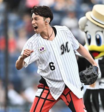 SHOW-WA 山本佳志の始球式はワンバウンド、106キロに「リベンジしたい」 6人で「狙いうち」「サウスポー」披露