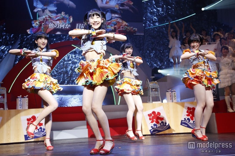 「波乗りかき氷」 西野・岡田奈・田島・朝長（C）AKS