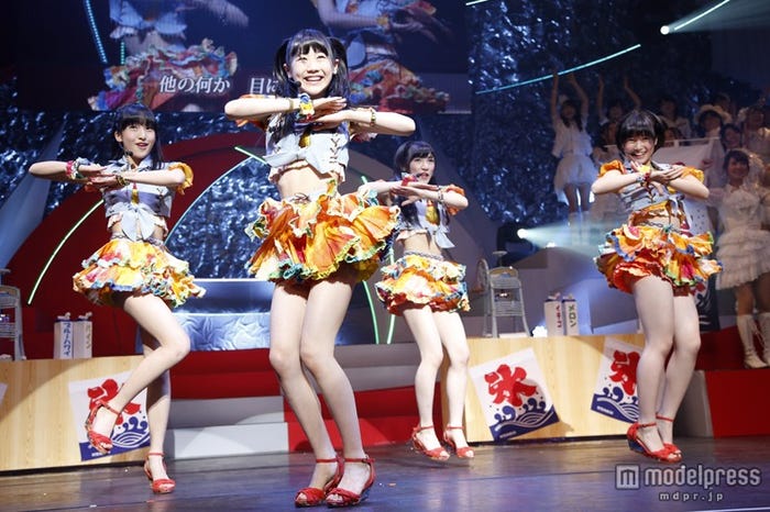 「波乗りかき氷」 西野・岡田奈・田島・朝長(C)AKS