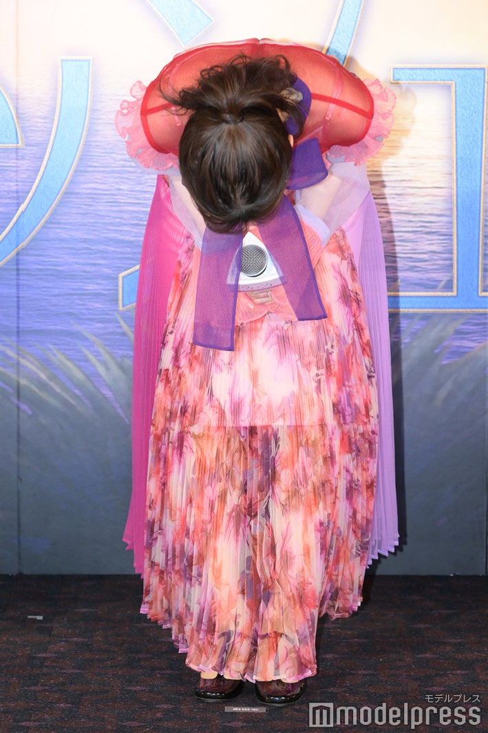 深々とお辞儀をする生田絵梨花（C）モデルプレス