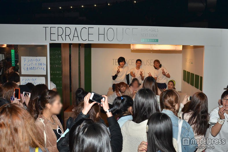 メンバーとの記念撮影が行われ、ブースの周りはパニック状態に／「GirlsAward 2013 SPRING／SUMMER」内「テラスハウス」特設ブース