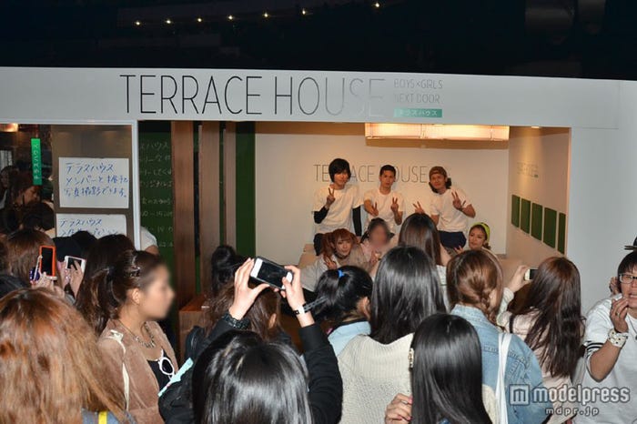 メンバーとの記念撮影が行われ、ブースの周りはパニック状態に/「GirlsAward 2013 SPRING/SUMMER」内「テラスハウス」特設ブース