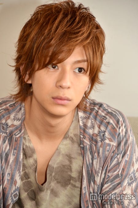 真剣な眼差しでインタビューに応じる三浦翔平