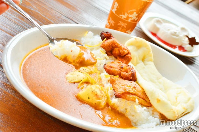 チキンとポテトがトッピングされ、ボリュームも十分