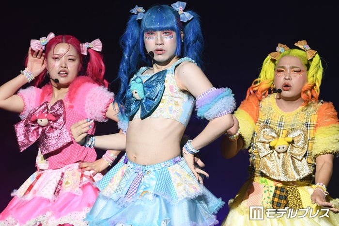 クリエイターアイドル竹下☆ぱらだいす、個性溢れるステージ「クレヨンしんちゃん」コラボ曲も披露【沖縄コレクション2024】