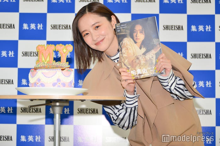 バースデーケーキと堀田真由(C)モデルプレス