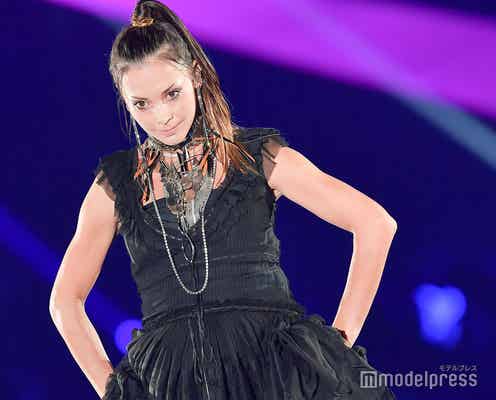 第4子妊娠中の土屋アンナ、ふっくらお腹でド派手ランウェイ 会場どよめき<TGC北九州2018>
