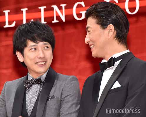 木村拓哉&二宮和也、固い握手からのハグ・肩引き寄せピース・アイコンタクトに談笑…初2ショット登壇で見せたやりとりが微笑ましい<検察側の罪人>
