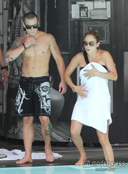 年下彼氏には見られたくない？ジェニファー・ロペス（43歳）がなぜかビキニを隠す