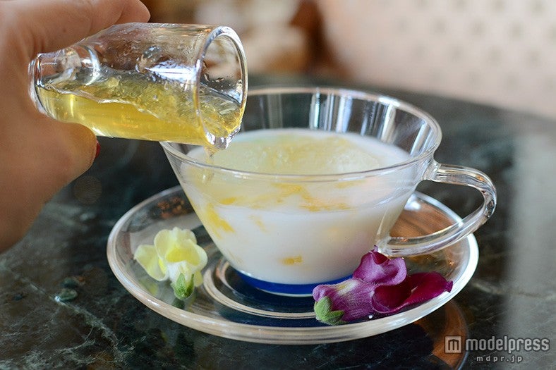 マンゴーゼリーを注ぎ入れる