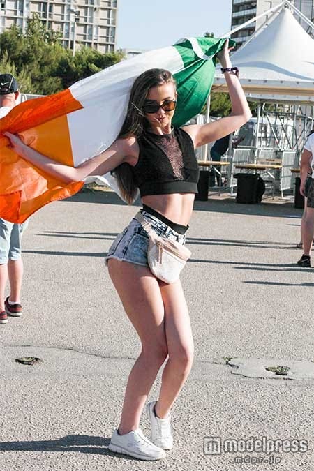 セクシーなシースルーのトップスにはスニーカーを合わせてカジュアルダウン