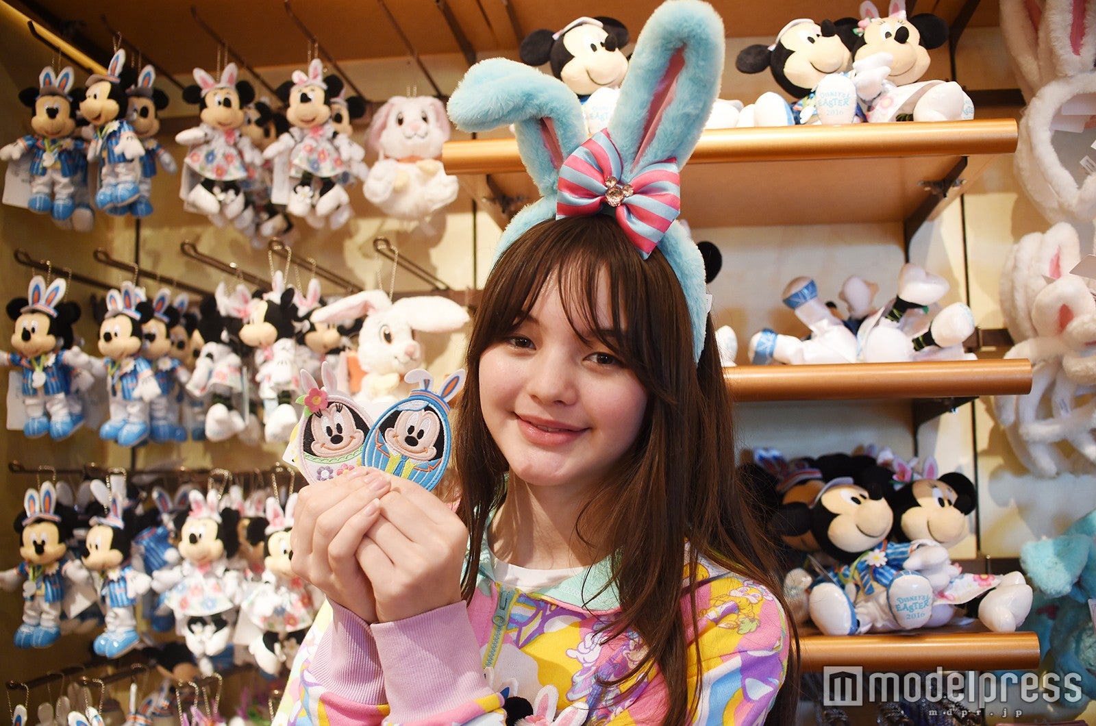 ワッペンバッジ各￥700（モデル：藤田エミリ）／（C）モデルプレス