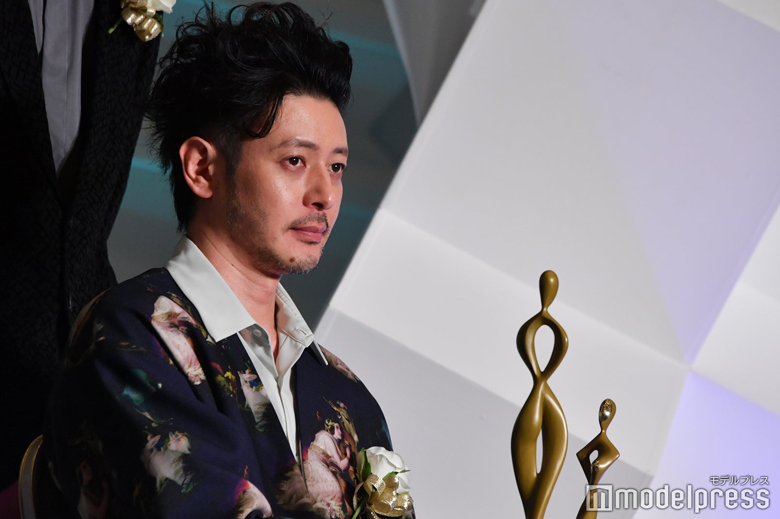 『カムカムエヴリバディ』助演男優賞と『オリバーな犬、（Gosh！！）このヤロウ』単発ドラマ部門グランプリでトロフィーを2つ持ちするオダギリジョー （C）モデルプレス