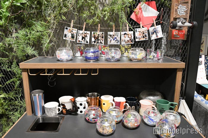 オオカミちゃんカフェ/メンバーが実際に制作したキャンドルと愛用していたマグカップ (C)モデルプレス