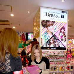 アンケートを実施した「SBY」渋谷店では、スマホアクセサリーブランド「iDress GIRLS i」を大々的に展開している。
