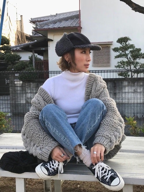 デニムとカーデにコンバーススニーカーの女性
