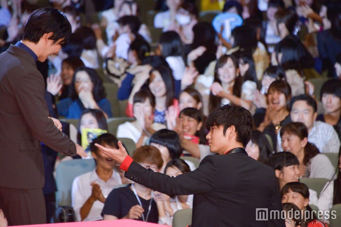 千葉雄大をエスコートしてみる綾野剛(C)モデルプレス