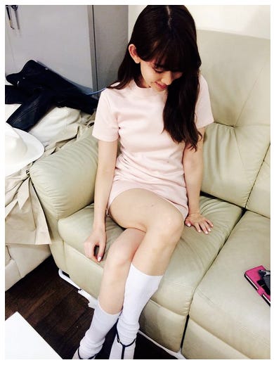 “エロナース”姿で太ももあらわに/峯岸みなみTwitterより