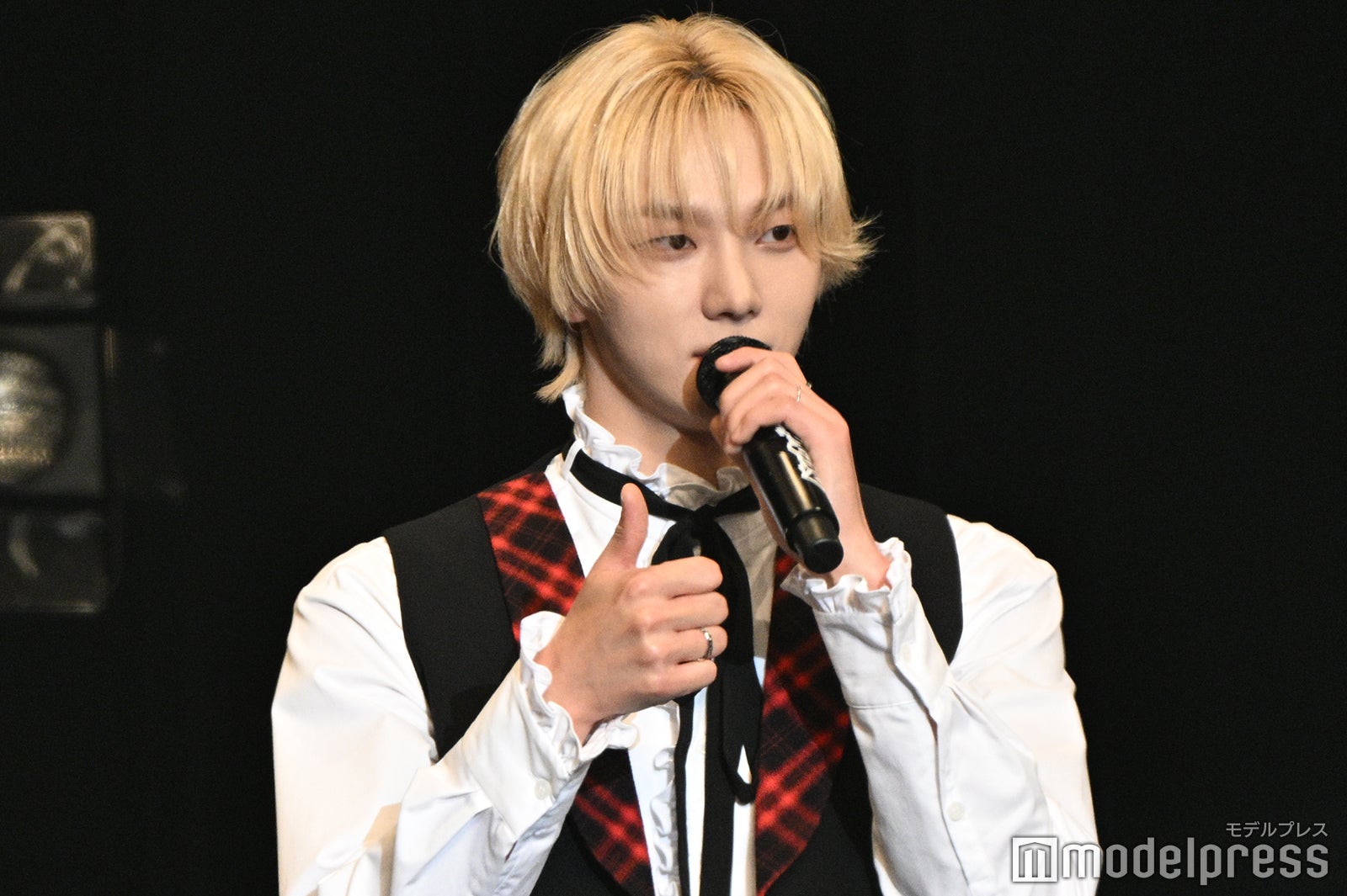 グッドポーズを決めるSUNGHO（ソンホ）（C）モデルプレス