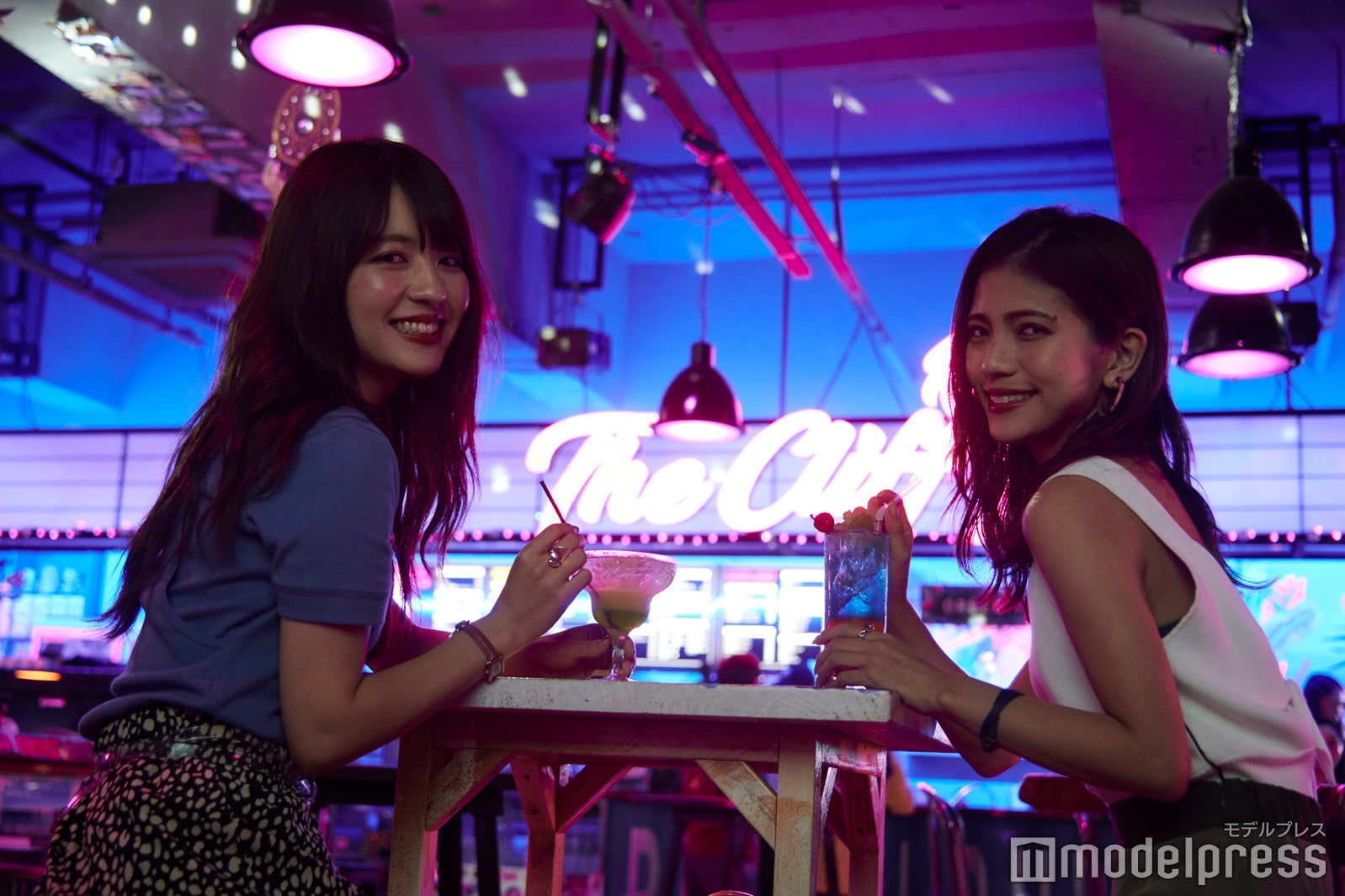 ネオンサインが輝くバータイムの（C）モデルプレス