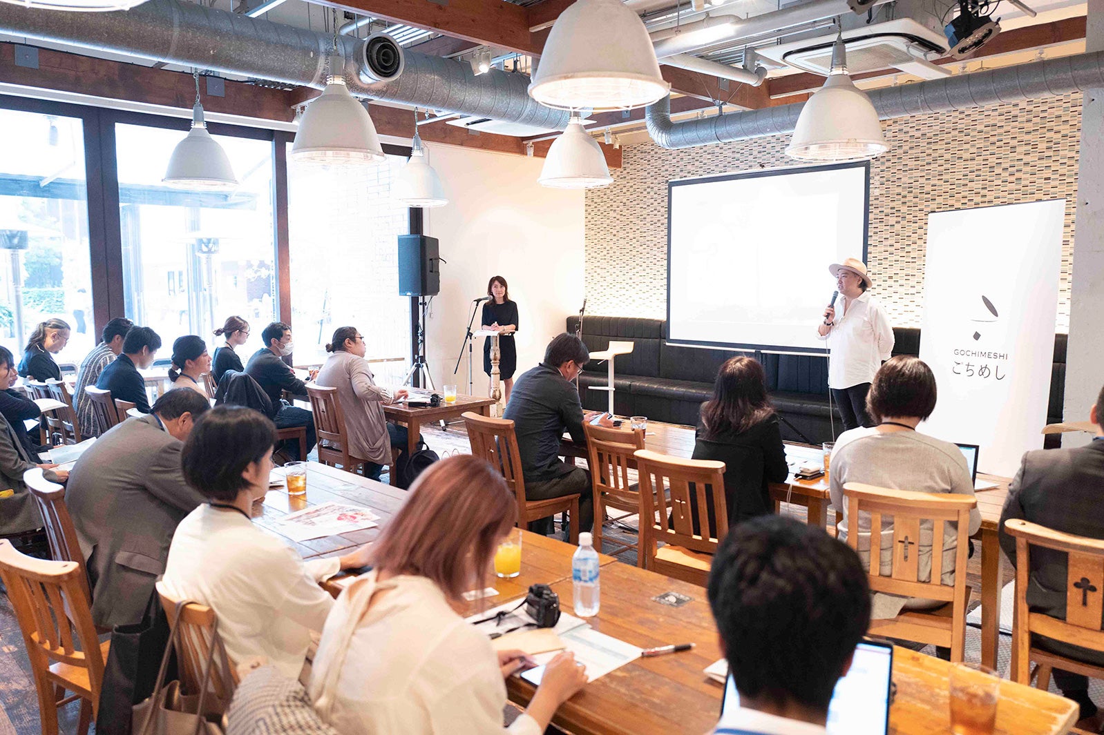 トークショーの様子提供画像）