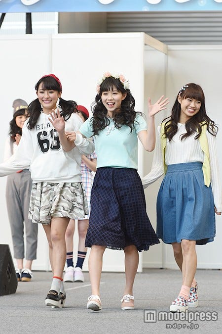 (左から)森高愛、長崎すみれ、山口乃々華