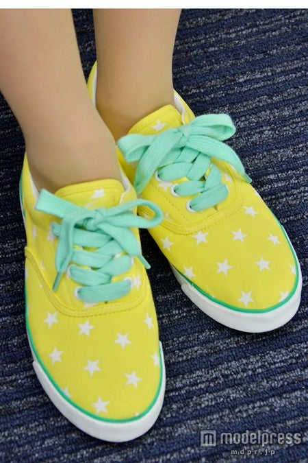 鈴木奈々がデザインした来春発売予定の「ムーンスター」のスニーカー