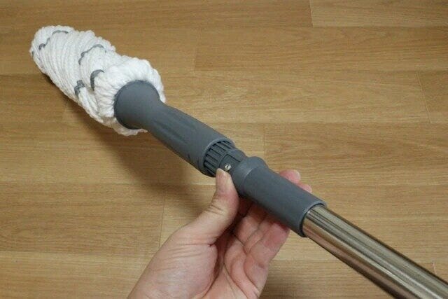 ダイソー　回して水が絞れるモップ