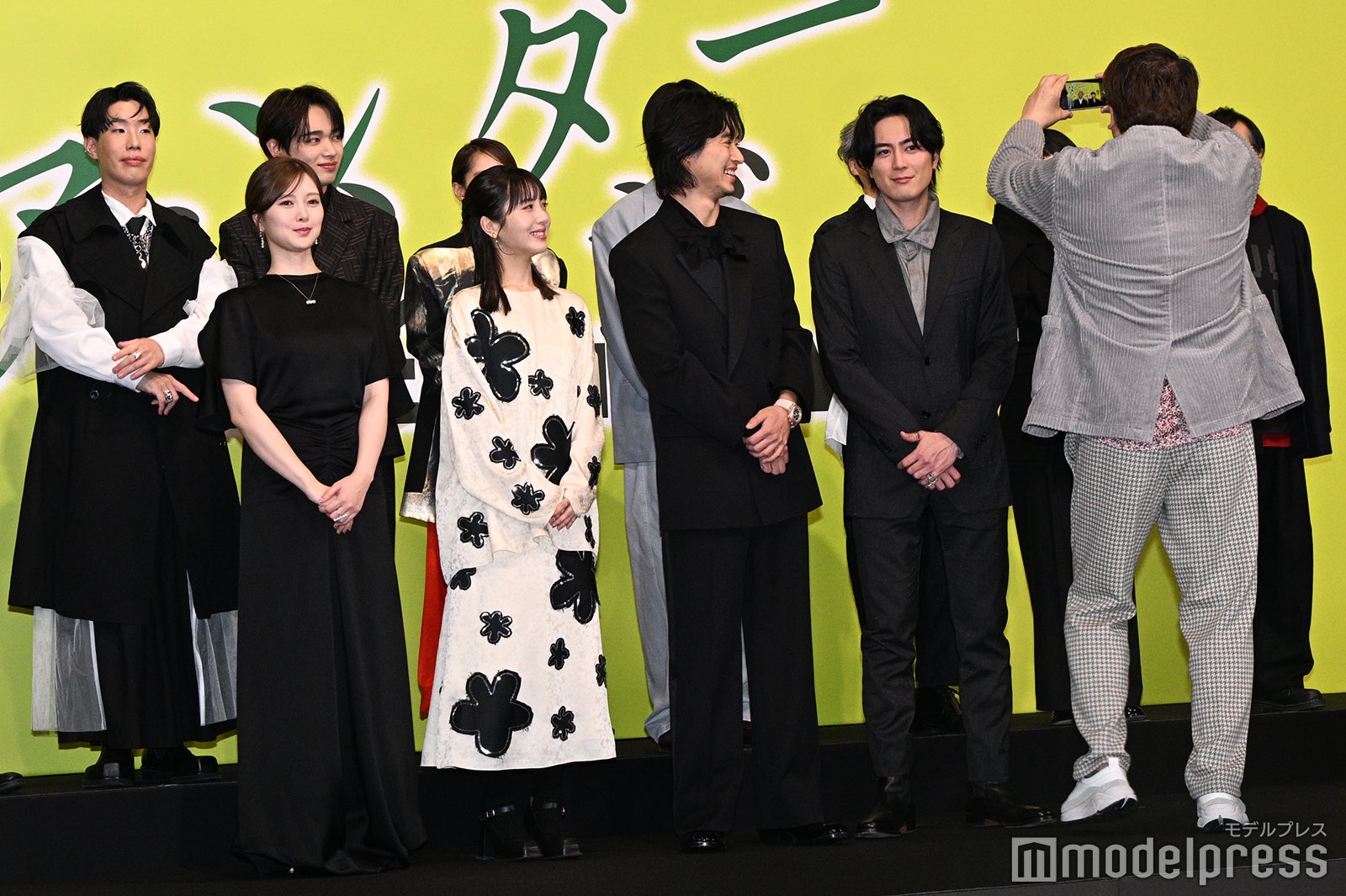 キャストを浜撮影する福田雄一監督（C）モデルプレス