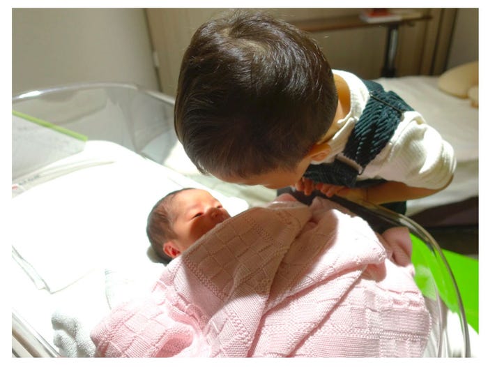 長女を覗き込む長男/尾崎紗代子オフィシャルブログ(Ameba)より