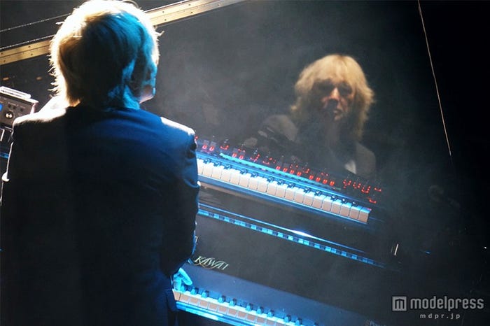 ゲストギタリスト・葛城哲哉と共演