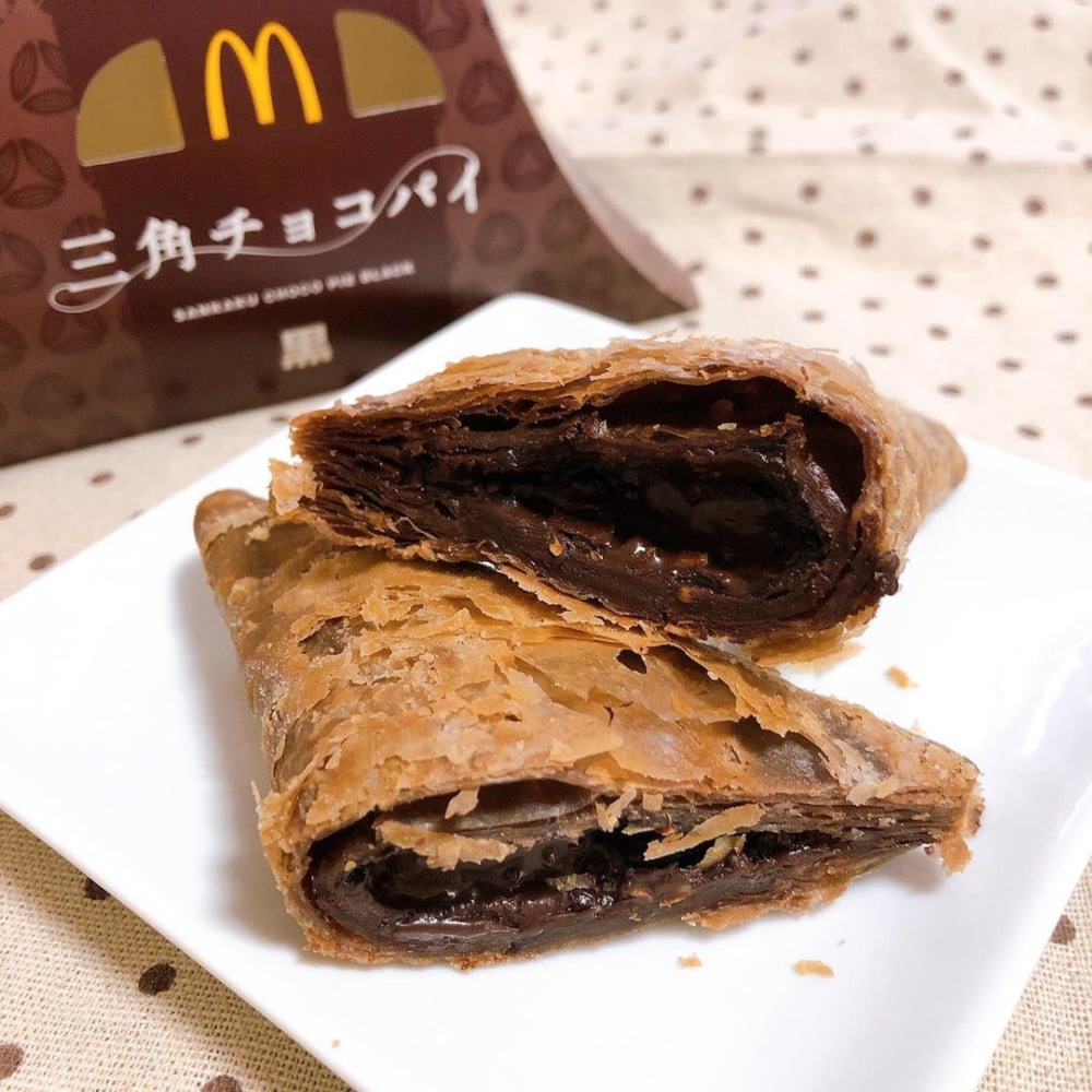 マクドナルドの三角チョコパイを半分にカットした写真