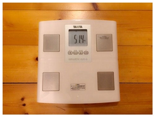 hitomi、体重計の写真を掲載／hitomi公式ブログ（Ameba）より