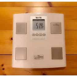 hitomi、体重計の写真を掲載／hitomi公式ブログ（Ameba）より
