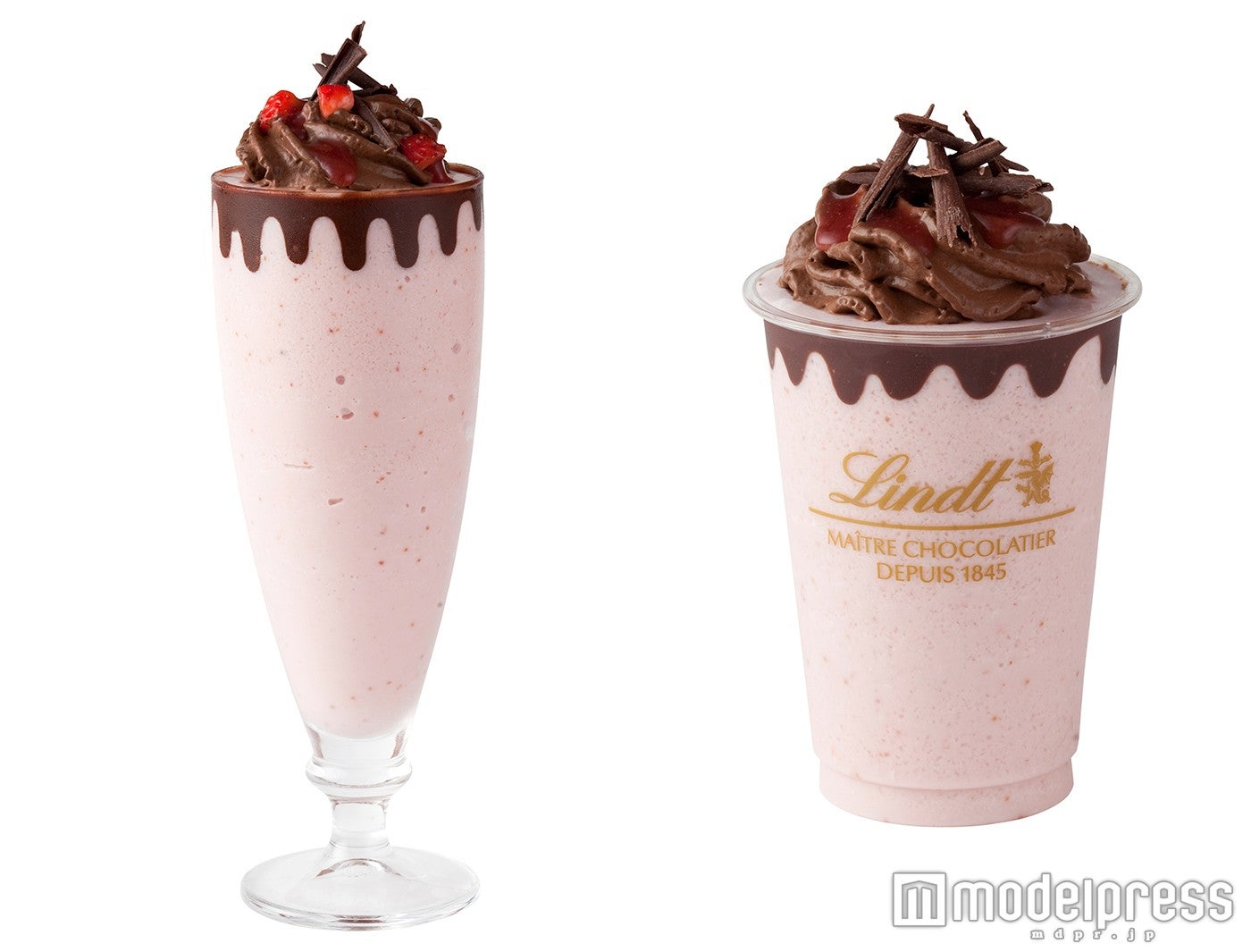 リンツ ホワイトチョコレートストロベリーアイスドリンク ダークチョコレートムース添え（左から）イートイン仕様、テイクアウト仕様
