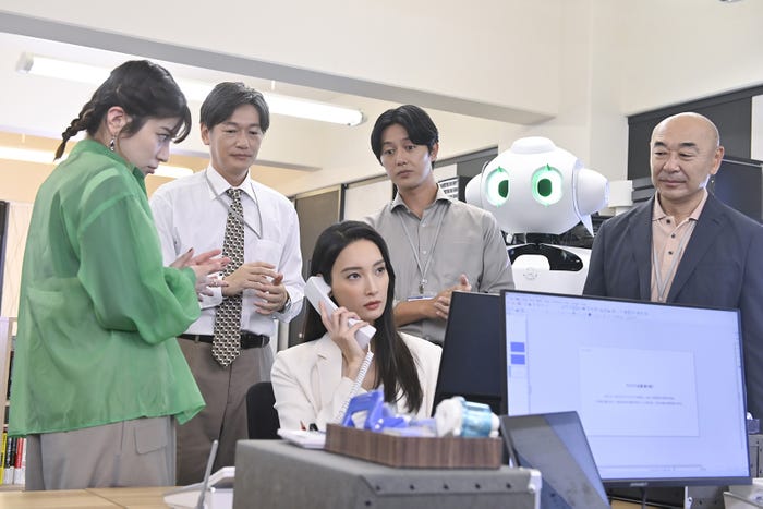 さとうほなみ、井浦新、菜々緒、工藤阿須加、高橋克実「無能の鷹」最終話(C)テレビ朝日