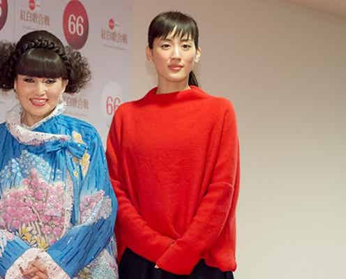 綾瀬はるか、ざく切り前髪&真っ赤なニットで大人可愛く<ファッションチェック/紅白リハ初日>