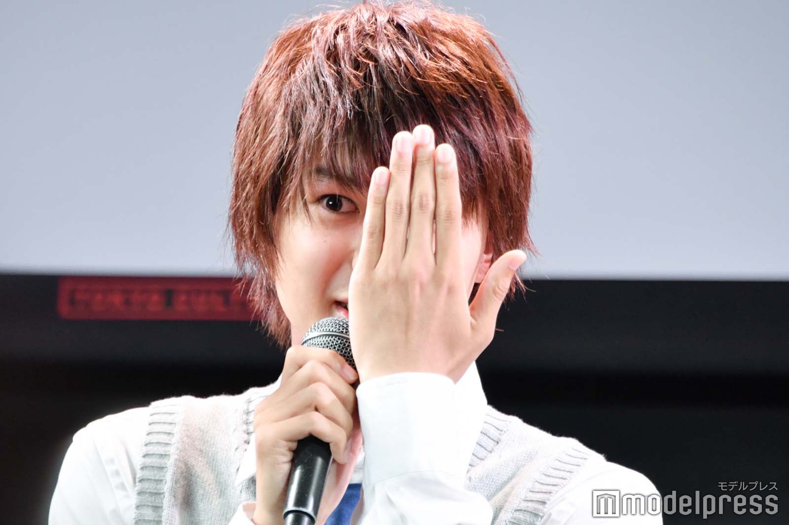 松井玲奈が撮影中カーテンの隙間から覗いていた様子を再現する荒木飛羽 （C）モデルプレス