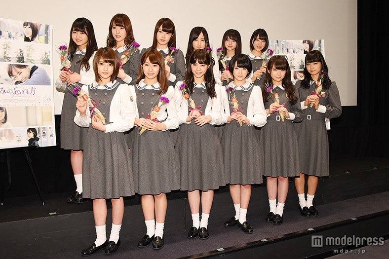 乃木坂46／（前列左から）若月佑美、桜井玲香、西野七瀬、生駒里奈、秋元真夏、深川麻衣（後列左から）伊藤万理華、衛藤美彩、高山一実、星野みなみ、齋藤飛鳥、堀未央奈