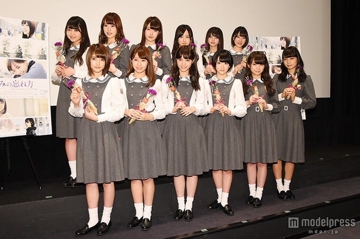 乃木坂46/(前列左から)若月佑美、桜井玲香、西野七瀬、生駒里奈、秋元真夏、深川麻衣(後列左から)伊藤万理華、衛藤美彩、高山一実、星野みなみ、齋藤飛鳥、堀未央奈