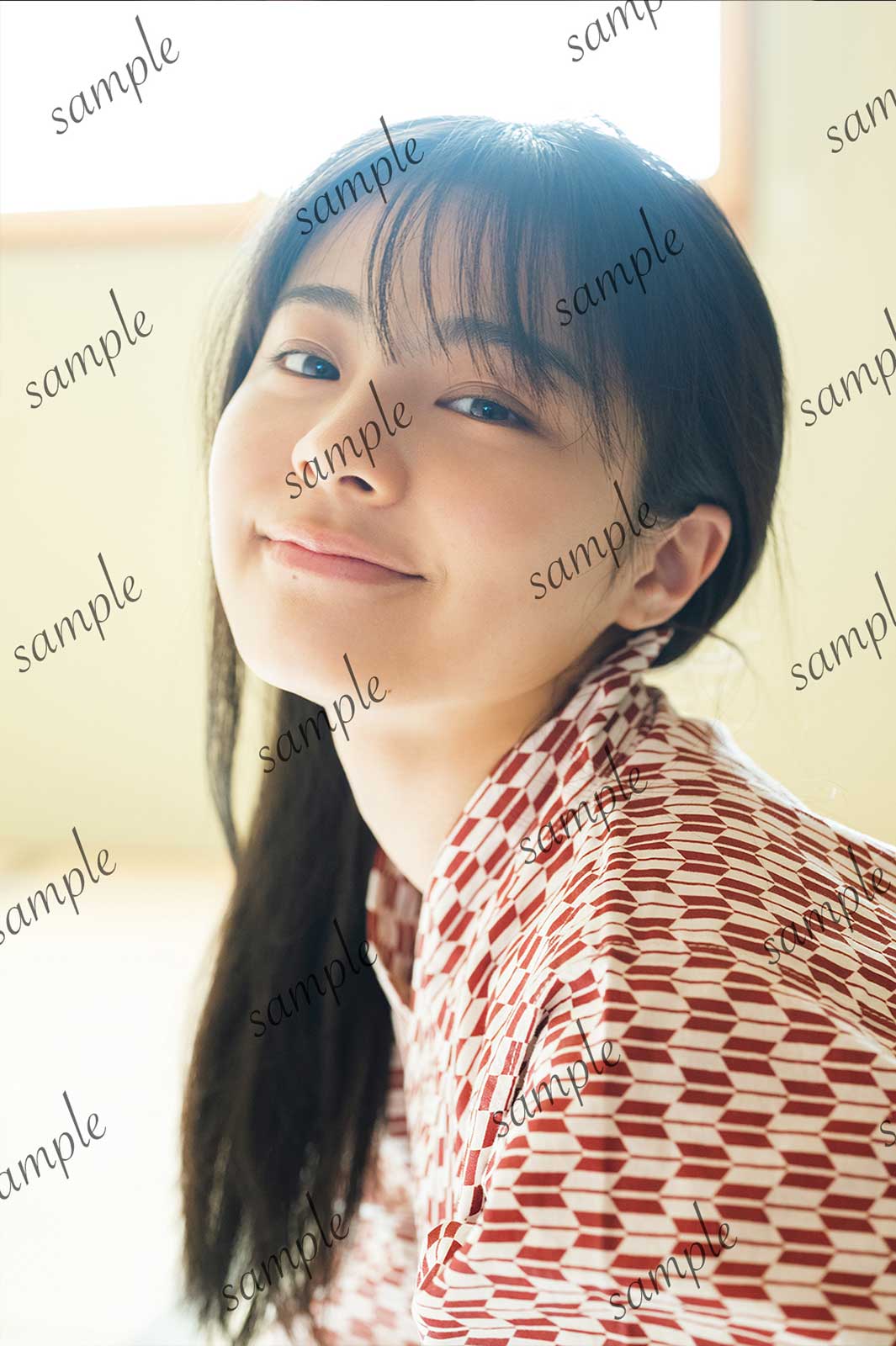 本間日陽1st写真集「ずっと、会いたかった」楽天ブックス限定ポストカード「おんせん編」／撮影：酒井貴弘（C）KOBUNSHA