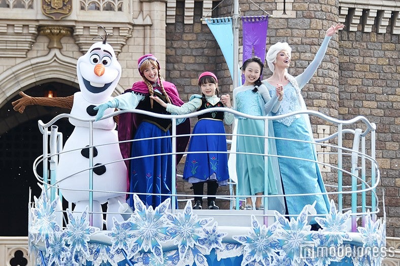 アナ雪」イベントにサプライズ登場、本田望結＆紗来姉妹が150人と